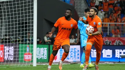 郭敬明晒壮汉照，疑似举铁过度，脖脸粗细难辨